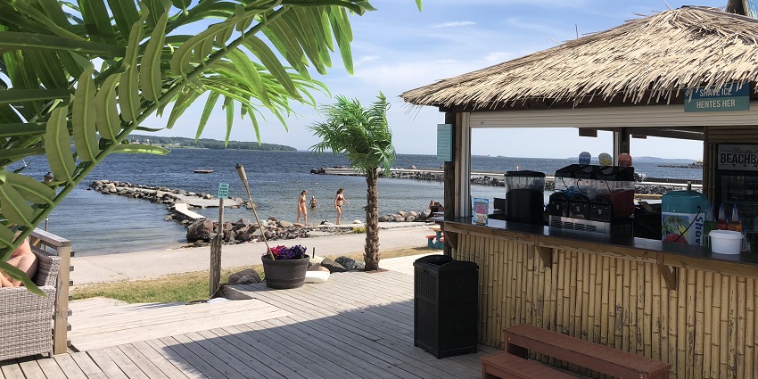 Plan a hang out at Slinky Beach Bar with your friends and have a gala time.