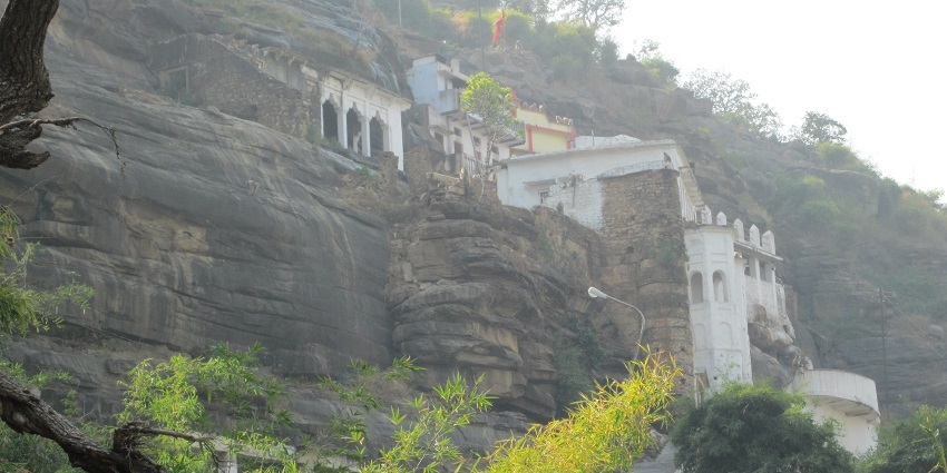A picture showing the view from the Hanuman Dhara temple and the hills surrounding Chitrakoot.
