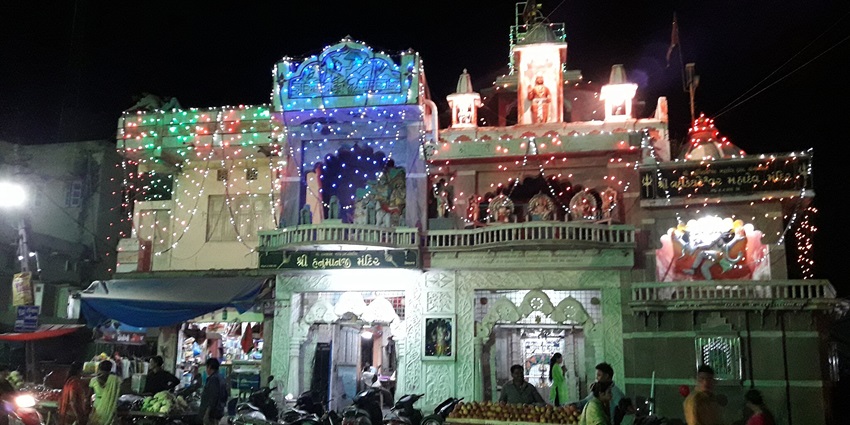 Chotila's Hanumanji Temple offers solace and courage through prayer.