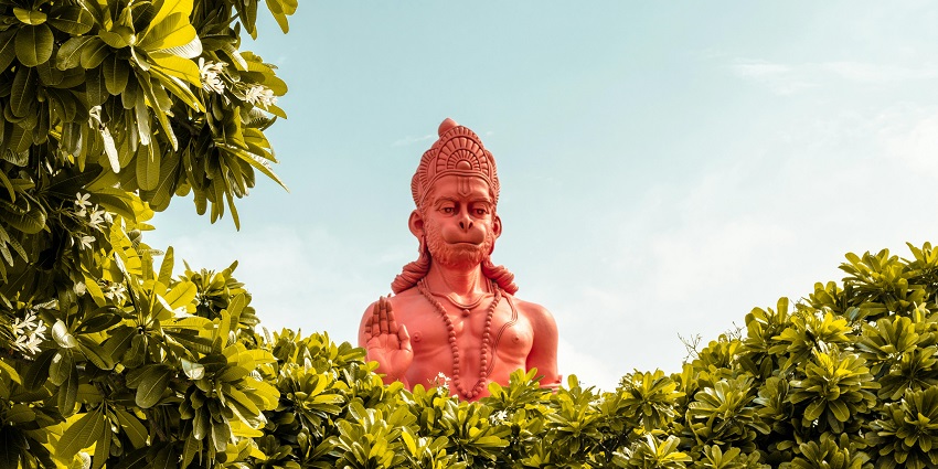 Located 3 km from the railway junction, Hanumantal Bada Jain Mandir is a major Jain temple