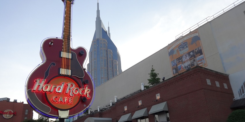 Hard Rock Cafe offers the best experience of nightlife in Pattaya for singles.