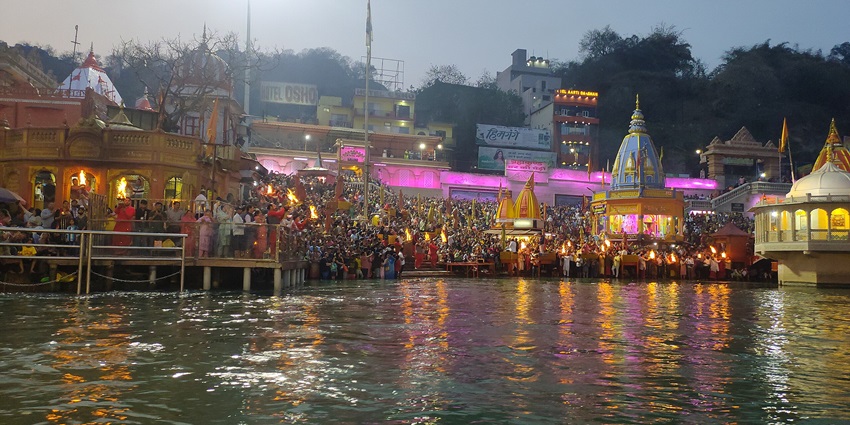 People worshiping the River Ganga in Haridwar, one of the most budget hill stations near Delhi