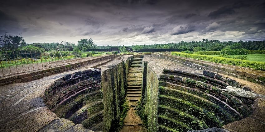 Harlalka well is a Mandawa tourist place, reflecting the historic and rustic charm.