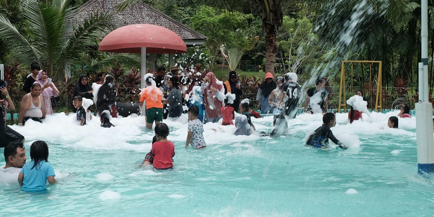Image of crowd enjoying in a water park with their family and friends