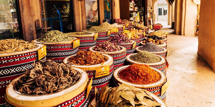 Hathi Pol Bazaar in Udaipur offers Rajasthani handicrafts, paintings, and décor items.