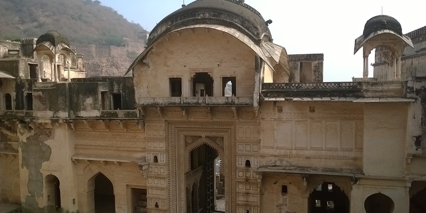 Hathi Pol, the grand entrance to Garh Palace, Bundi, featuring intricate sculptures.