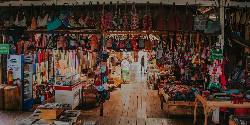 A picture of a handicraft shop of a market like the Hathipole Market, Udaipur.