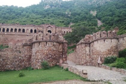 Bhangarh is one of the most haunted forts in Rajasthan with chilling folklore and ambience.