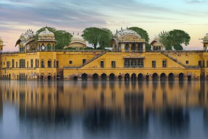 Jal Mahal is one of the top haunted places in Jaipur that attracts adventurous travellers seeking supernatural tales.