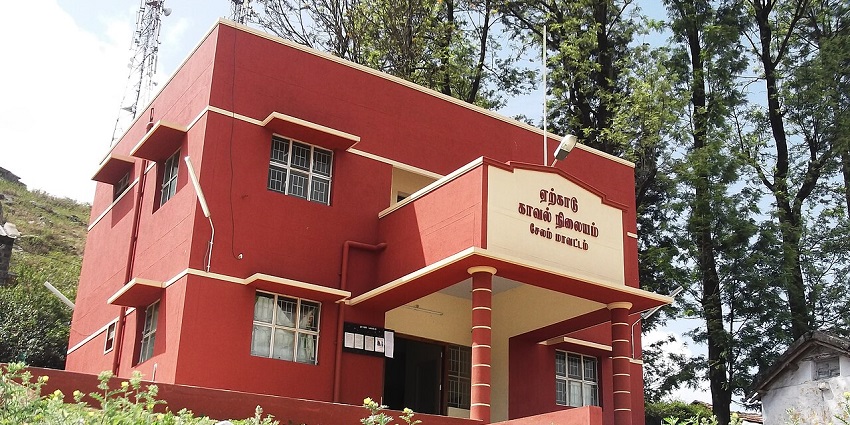 A glimpse of a police station in shades of red, a famous tourist hotspot of the region.