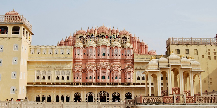 Hawa Mahal’s striking front view, a must-see tourist attraction near Gyan Museum.