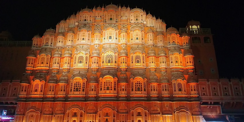Hawa Mahal’s stunning facade, a top tourist attraction near City Palace Museum