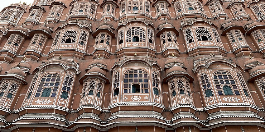 A view of the iconic Hawa Mahal, one of the best places to visit in Jaipur with family