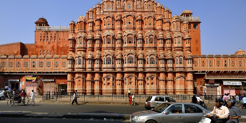 The stunning Hawa Mahal with intricate pink sandstone architecture, the best thing to see in Jaipur for couples.