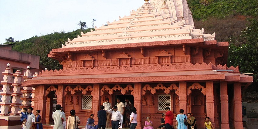 Hedvi Ganesh Temple is a serene place to visit in Chiplun with an iconic Ganesha idol.