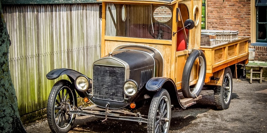 Snapshot of the vintage car from the Heritage Transport Museum in the top condition