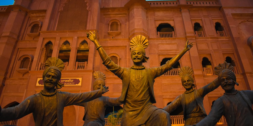 Heritage Walk showcasing old Havelis and traditional market in Amritsar is one of the best things to do in Amritsar in 2 days