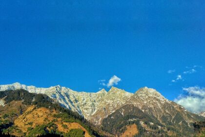 Image of Manali with snow covered mountains - one of the best hill stations near Mohali