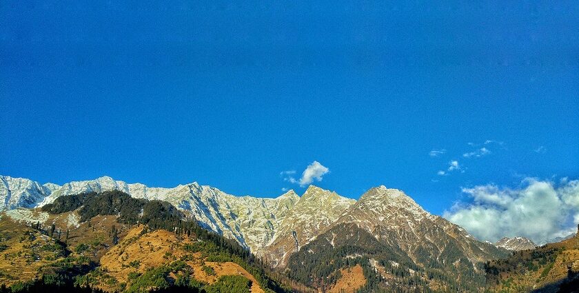 Image of Manali with snow covered mountains - one of the best hill stations near Mohali