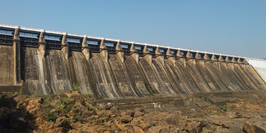 Wide-angle view of Hirakud Dam with the clear blue sky in the background.