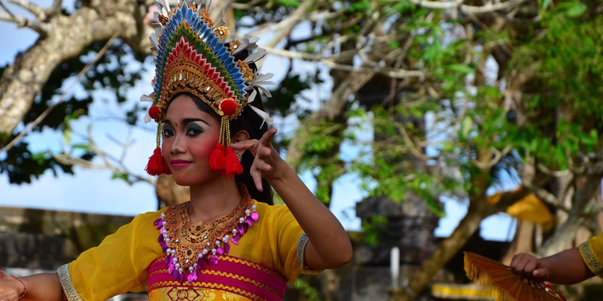 A picture of a Mizoram woman performing a traditional dance for celebrating the harvest festivals