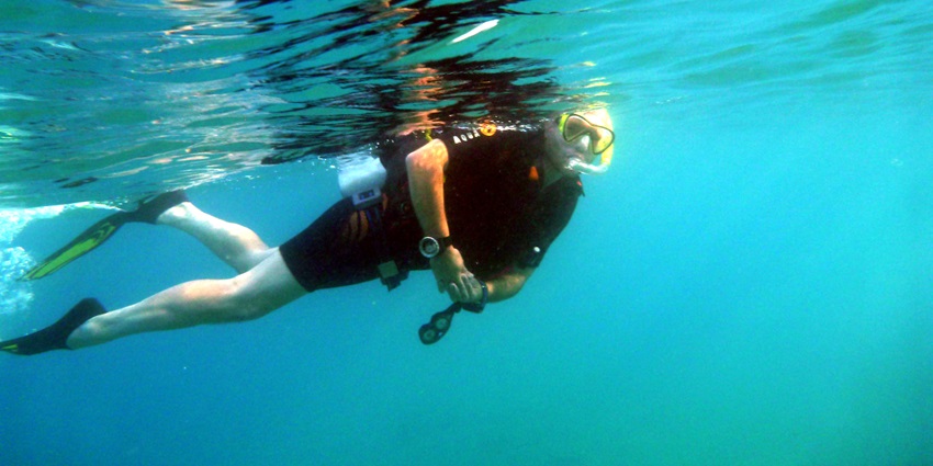 A scuba diver snorkelling on the way to the dive spot as a representation of Hong Islands.
