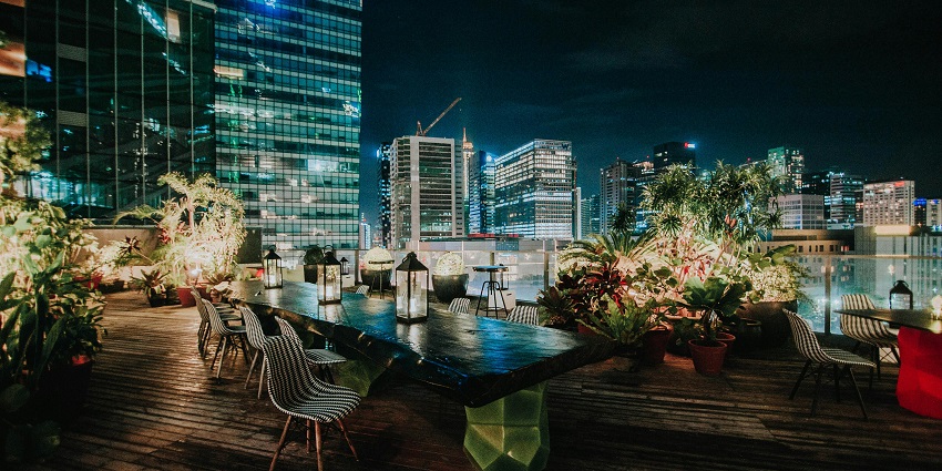 Horizon Rooftop Bar has beautiful views of the city and has some of the best front-row seats