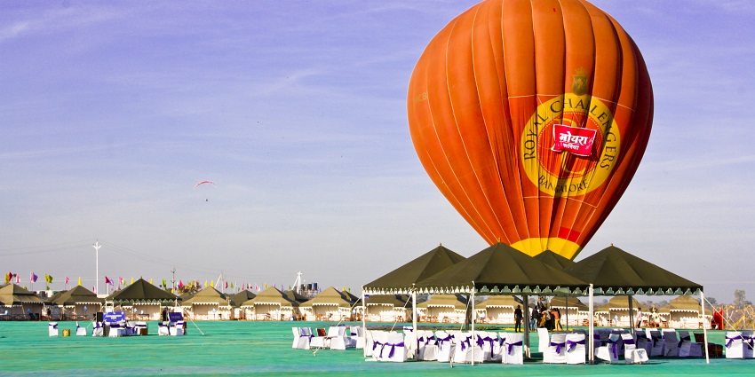 Hot air balloon ride offers stunning Thar Desert sunrises and sunsets.