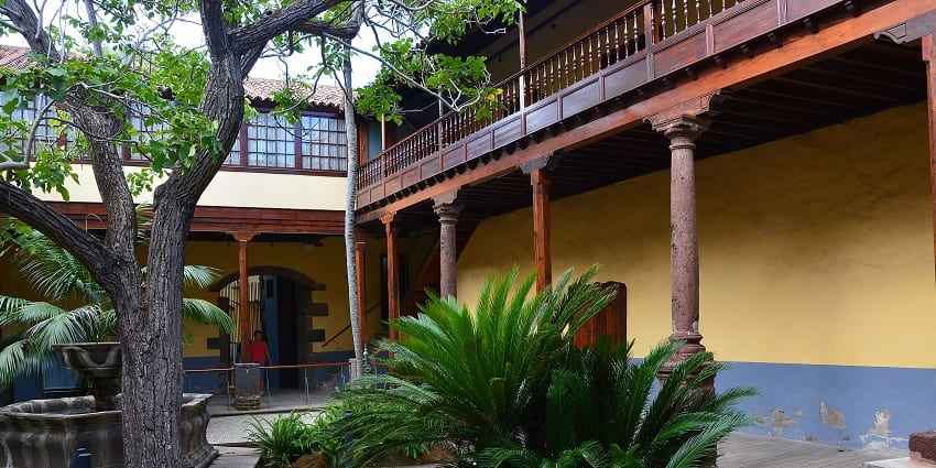 Hotel Greenwood Resort offers comfortable rooms, games, jacuzzis, and restaurant.