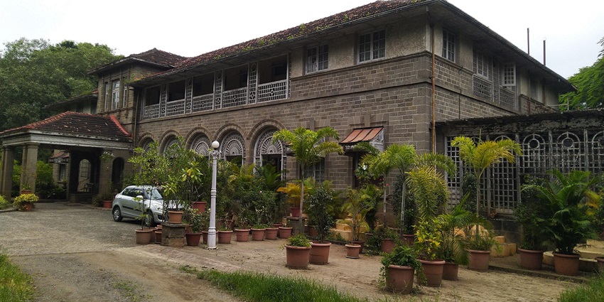 There are various hotels near the Kanipakam Temple for tourists to stay and enjoy.