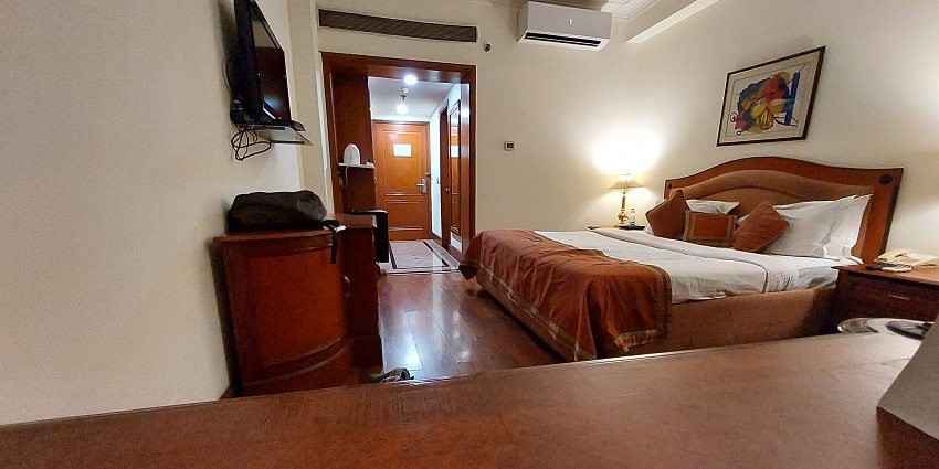You can stay in hotels with amazing facilities near the Banaganapalli Fort.
