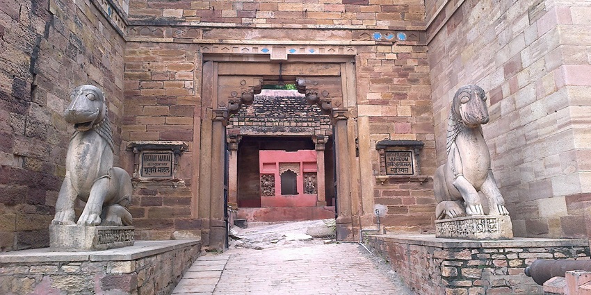 The landscape picture of the entrance gate of the Gujari Mahal Archaeological Museum