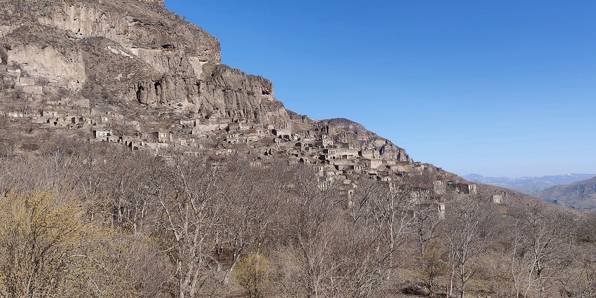 Reaching Roha Fort is quite easy as it is a well-known places among locals of Kuchh.