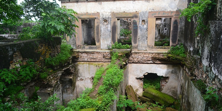 Reaching Arjungad Fort requires proper planning and information about its location.