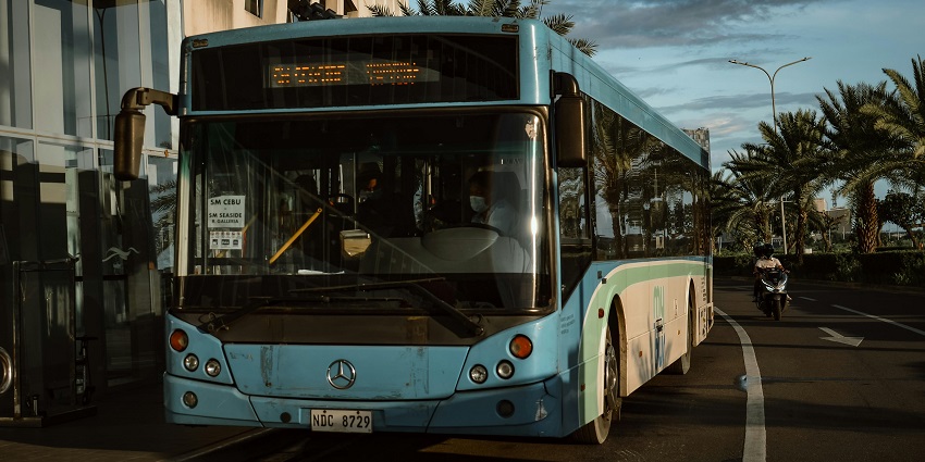 A picture of a roadway bus taken near the Delhi Bus stand, that is going to pick up passengers