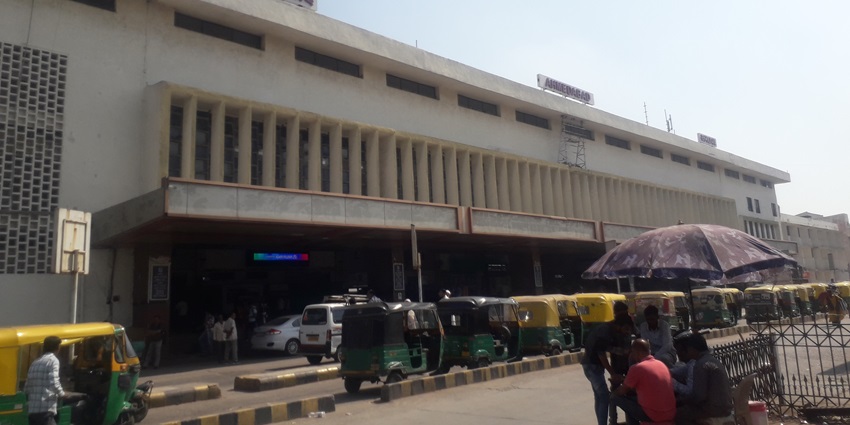 Image of the main entrance of Ahmedabad Junction railway station