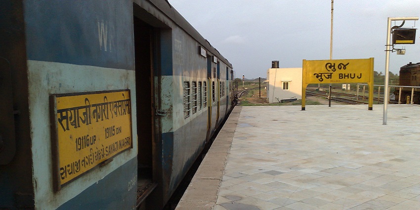 19115 Sayajinagri Express at Bhuj railway station.