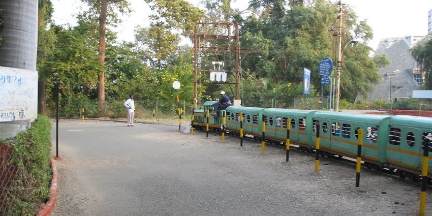The Rajkot Express zooming past the Vadodara station.