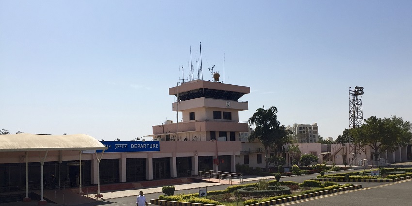 The nearest airport to Sakkarbaug Zoo.