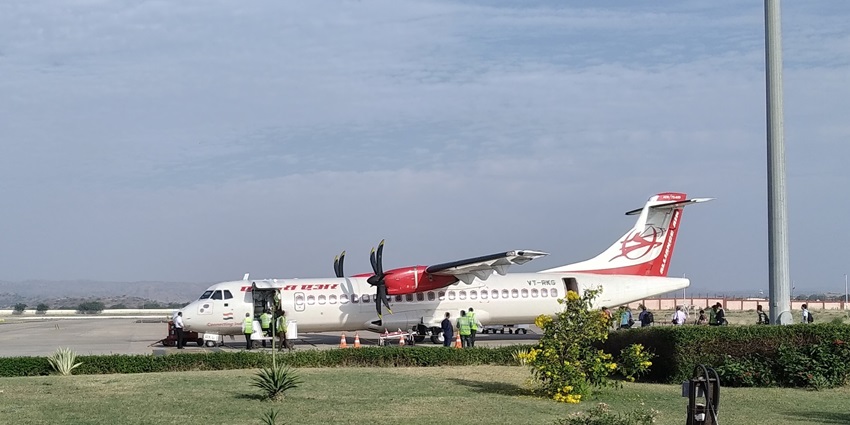 An image of Aircraft of Alliance Air (India) at Bhuj Airport, the nearest airport to Bhujia Fort.
