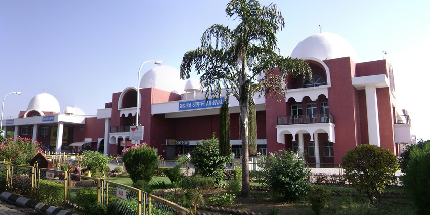 The nearest airport to Sardar patel museum is located in Vadodara