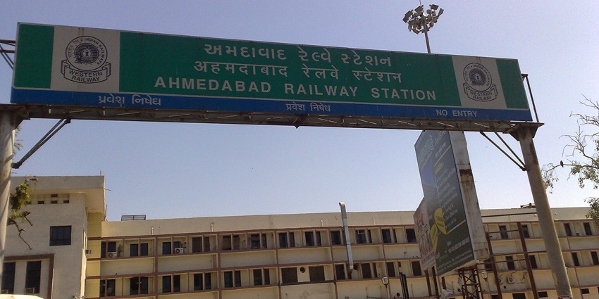 Closest major railway station from Jhulta Minara Sidi Bashir Mosque is the Ahmedabad Junction