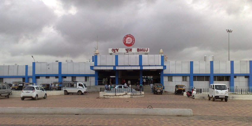 The nearest railway station to the Lakota Palace and museum.