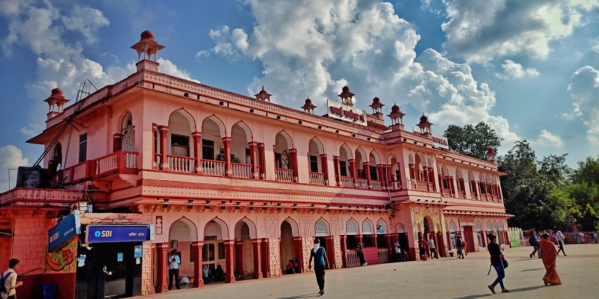 The nearest railway station to Sujangarh fort is the Sujangarh railway station in Rajasthan