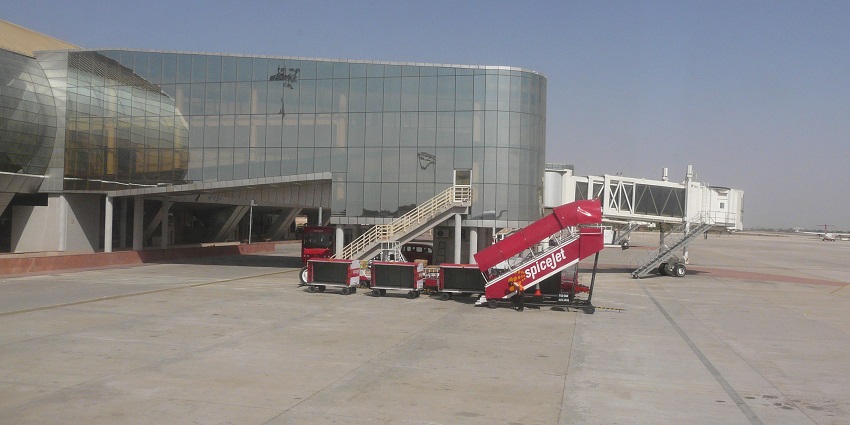 Nearest airport to Nawalgarh fort is in Jaipur.