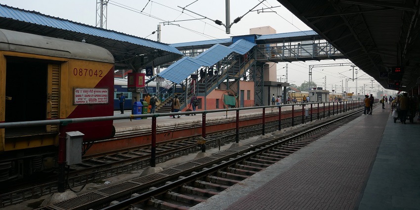 The nearest railway station to Kankarwa Fort.