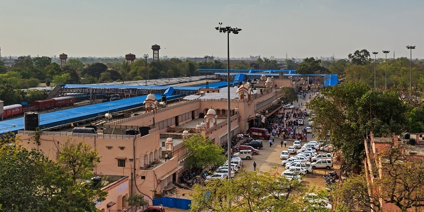 Jaipur Railway Station, a access point for visiting the Jamwa Ramgarh Wildlife Sanctuary.