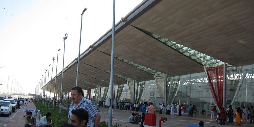 The nearest airport to Kankaria zoo.