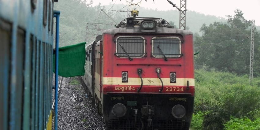 Odisha Sampark Kranti Express is approaching forward after seeing the green flag