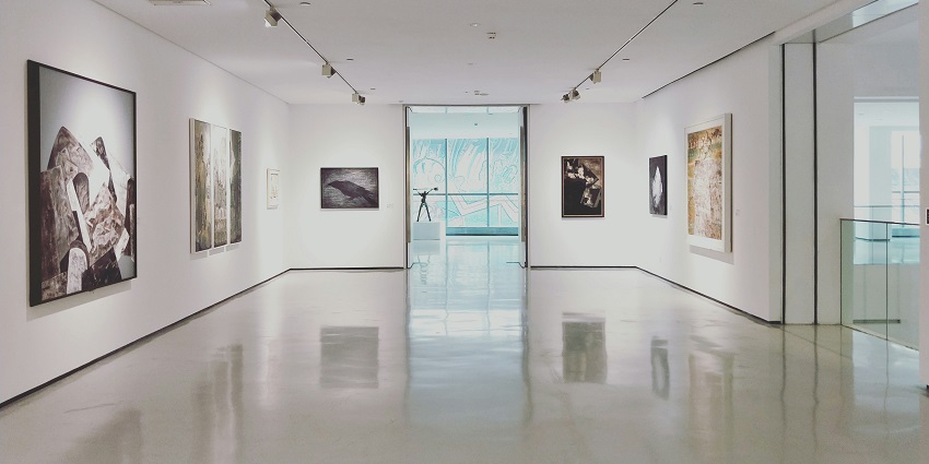 A picture of a gallery inside a museum in Delhi with many artefacts placed on display